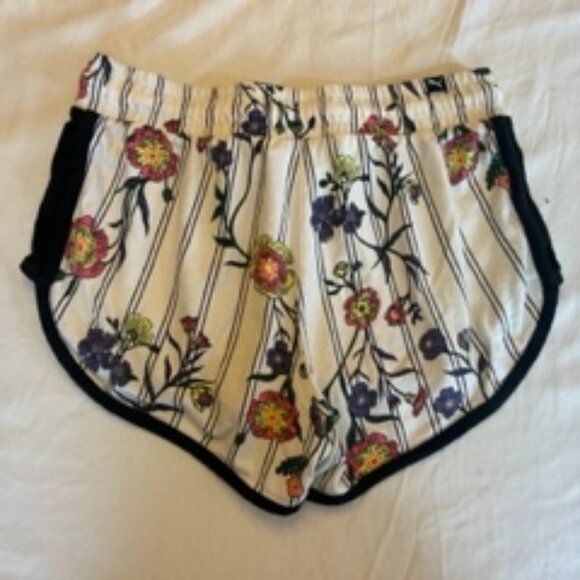 Women's Puma Floral Patterned Shorts Size Small - Picture 5 of 10
